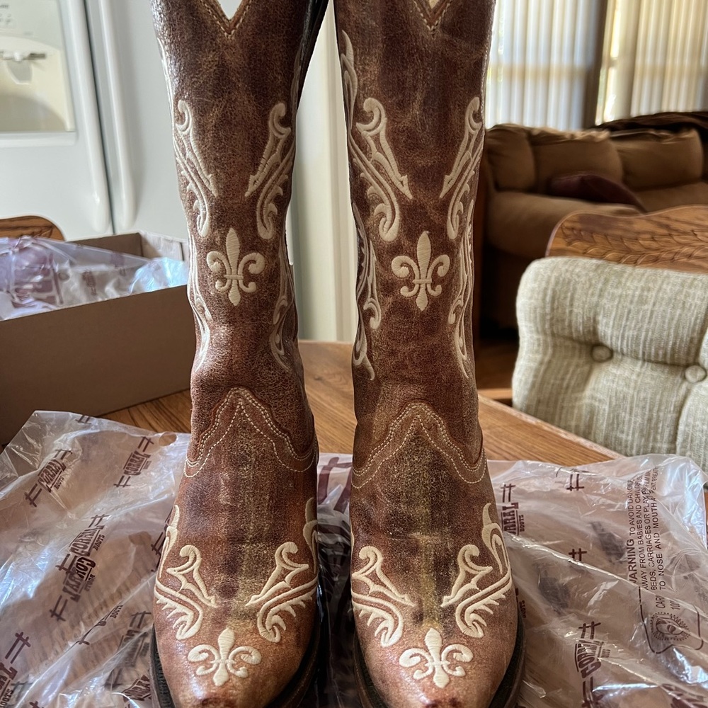 Corral Boots size 7.5.  Only wore a couple of times as seen by the pics.